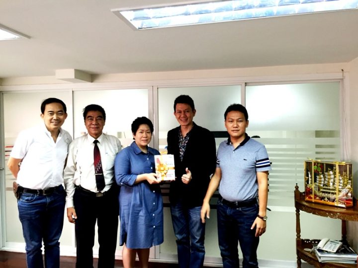 นายกสมาคมป้ายและโฆษณา (คุณจักรกฤษณ์  เข็มทอง) นำทีมคณะกรรมการบริหารสมาคมฯ เข้าพบผู้หลักผู้ใหญ่แห่งวงการป้าย